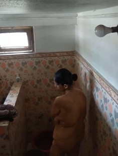 Bhabhi bathing record In Hidden Cam