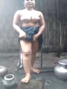 Desi Boudi Bathing And  Recording