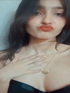 Beautiful Desi Girl Boob Showing