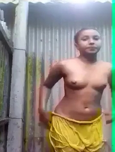 Desi Village Girl Bathing And Recording For BF